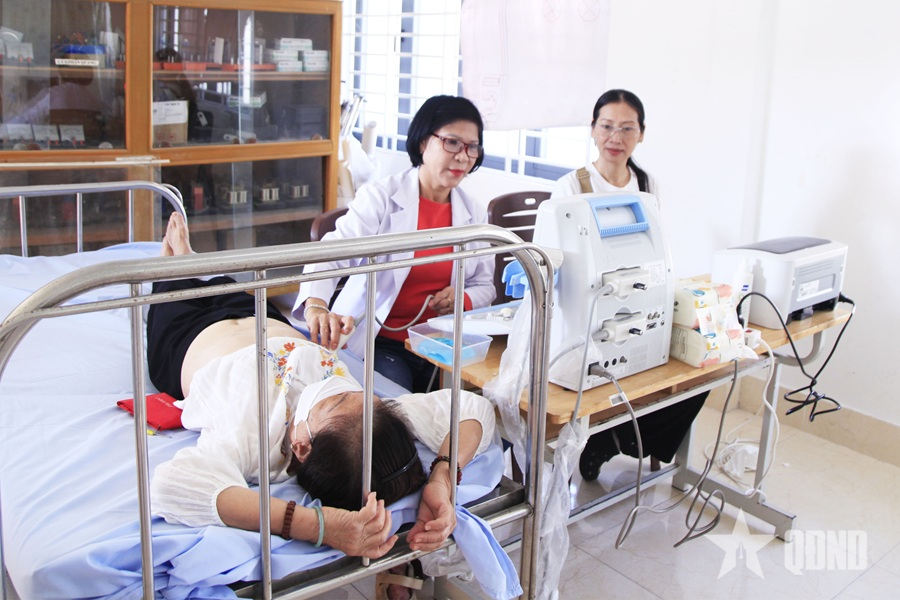 Gần 1.000 người dân phường Cam Linh được khám bệnh, tư vấn sức khỏe và cấp phát thuốc miễn phí